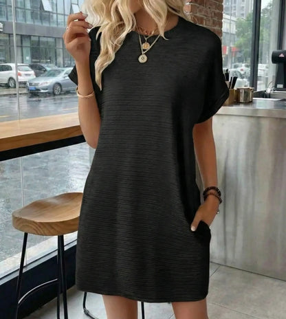 Loose-Fitting Short-Sleeved Dress With Pockets